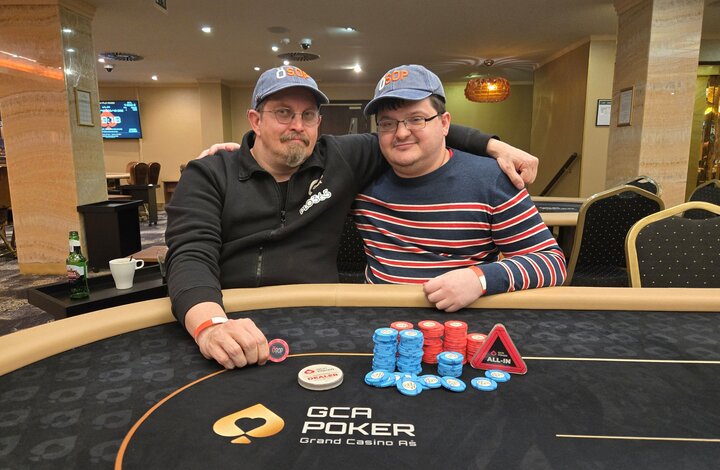 Die Dealmaker im NLH/PLO Mixed Turbo - vlnr ClockOmens, Palabel