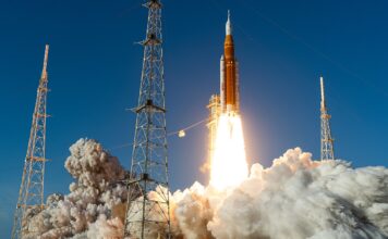 Artemis 2 Poker – Warum die Mondmission wegen eines Pokerspiels beinahe nicht geflogen wäre! NASA’s Space Launch System (SLS) rocket and Orion spacecraft launch on the Artemis II test flight, Wednesday, Apr. 1, 2026, from Launch Complex 39B at NASA’s Kennedy Space Center in Florida. Commander Reid Wiseman, Pilot Victor Glover, and Mission Specialist Christina Koch from NASA, and Mission Specialist Jeremy Hansen from the CSA (Canadian Space Agency), will fly around the Moon and back to Earth during their approximately 10-day mission. Liftoff from Launch Complex 39B occurred at 6:35 p.m. EDT. Photo Credit: (NASA/John Kraus)