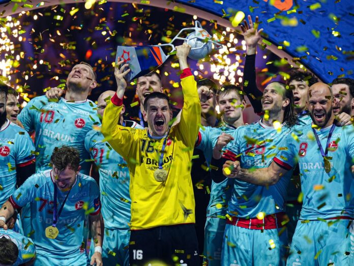 hr-torwart-nebojsa-simic-mit-pokal-und-seine-kollegen-von-der-mt-melsungen-feiern-den-europapokal-sieg-100