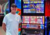 $3,3 Millionen Gewinn am Terminal! So kann man sich die Wartezeit am Flughafen auch vertreiben! Anthony-Wheel-of-Fortune-slot-machine-3,3M-jackpot-LAS-harry-reid-airport-las-vegas.jpg