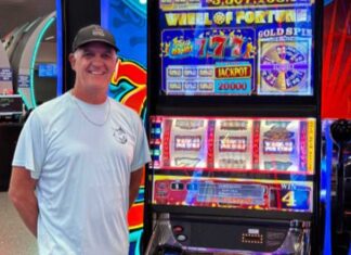$3,3 Millionen Gewinn am Terminal! So kann man sich die Wartezeit am Flughafen auch vertreiben! Anthony-Wheel-of-Fortune-slot-machine-3,3M-jackpot-LAS-harry-reid-airport-las-vegas.jpg