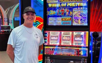 $3,3 Millionen Gewinn am Terminal! So kann man sich die Wartezeit am Flughafen auch vertreiben! Anthony-Wheel-of-Fortune-slot-machine-3,3M-jackpot-LAS-harry-reid-airport-las-vegas.jpg