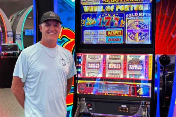 Anthony-Wheel-of-Fortune-slot-machine-3,3M-jackpot-LAS-harry-reid-airport-las-vegas.jpg
