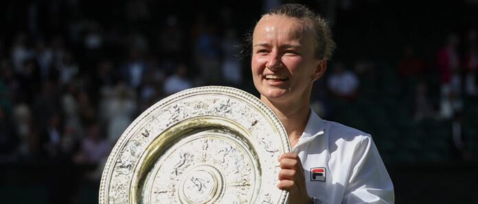 barbora-krejcikova-cze-mit-pokal-trophae-siegerehrung-praesentation-tennis-wimbledon-2024-grand-slam-itf-atp