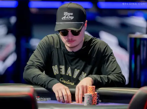 Poker WSOP Final Table – Der Pfeil zeigt auf Chipleader  Lucas Jamalon!