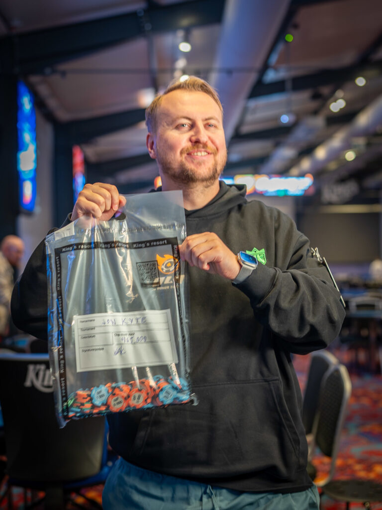 Jon Kyte tütet an Tag 1D im OLA Poker Tour Main Event ein