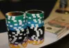 150.000 Euro Garantie für den Sixers Main Event in Barcelona Zwei Stapel mit Pokerchips und ein Bündel Geldscheine auf einem Pokertisch