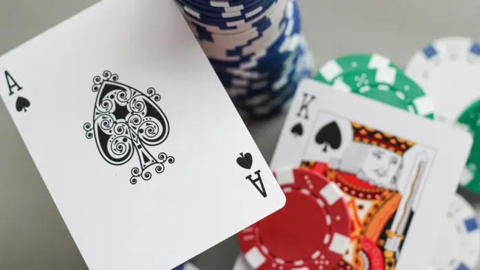 200000-und-ring-topazio-gewinnt-malta-premiere Pokerchips und Spielkarten auf einem Tisch