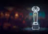 €220.900 für Blumbergs bei der Diamond Poker Series Tallinn Ein Pokal der Diamond Poker Series mit einem großen Diamanten an der Spitze vor einem unscharfen Hintergrund.