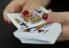 250.000 Dollar für den Sieger der PGT Championship 2027 Hände mit roten Nägeln halten ein Deck Spielkarten.