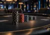 28 Entries: Fünf Spieler kämpfen im SHR Bowl XI Fünf Chipstapel am Finaltisch eines High-Roller-Pokerturniers, der größte Stack vorne als Symbol der Führung
