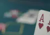 420.084 Entries: Das Ocean KO übertrifft PokerStars Ein Herz-Ass und ein Herz-König auf einem Pokertisch mit unscharfen Chips im Hintergrund.