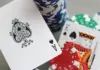 „92“ führt die neun Überlebenden in Rozvadov an Pokerchips und Spielkarten, darunter ein Pik-Ass, auf einem grauen Tisch