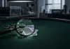 AceGuardian legt Code zur Superuser-Prüfung offen Pokerkarten und Chips unter einer forensischen Lupe zur Untersuchung von Superuser-Betrug