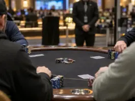 Pokerturnier-Finaltisch mit Spielern, Karten und Chips bei den Poker Masters
