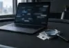 Auffällige Pokerkonten im Fokus: AceGuardian öffnet seinen Code Pokerkarten und Laptop als Symbol für die Prüfung verdächtiger Online-Pokerkonten