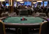 Ausmus führt Poker Masters Event #7 – Mateos jagt Purple Jacket Pokerturniertisch mit Chipstapeln in einem Casino während des Poker-Masters-Events