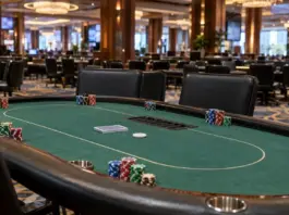 Leerer Pokertisch in einem Casino für ein großes Turnierfestival