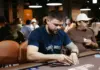 CAPT Bregenz: Pascal Brechot gewinnt das Main Event nach Dreier-Deal Pokerspieler mit Chips am Turniertisch während eines Live-Pokerturniers im Casino
