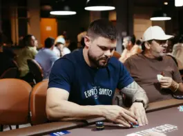 Pokerspieler mit Chips am Turniertisch während eines Live-Pokerturniers im Casino