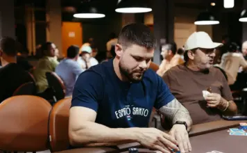 CAPT Bregenz: Pascal Brechot gewinnt das Main Event nach Dreier-Deal Pokerspieler mit Chips am Turniertisch während eines Live-Pokerturniers im Casino