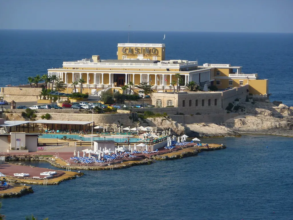Außenansicht des Casinos am Hilton Malta an der Küste