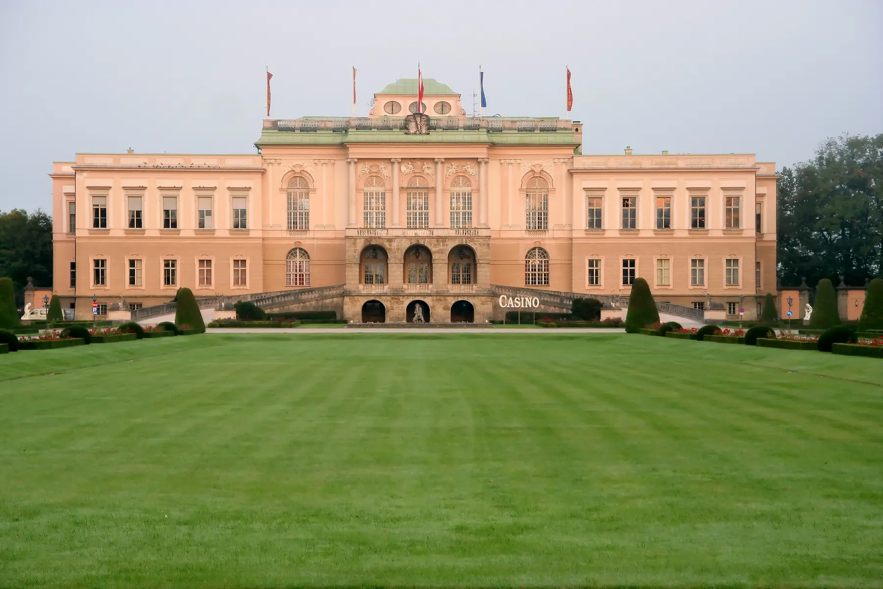 Das Schloss Klessheim in Salzburg mit der Aufschrift CASINO am Gebäude.