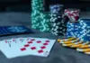 Chernak setzt Schlusspunkt unter die KMEPC-Woche Pokerkarten und Stapel von Pokerchips auf einem Tisch