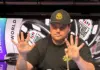 Deeb führt: WSOP Paradise wird zum POY-Showdown Shaun Deeb sitzt an einem Pokertisch mit Chips vor einem WSOP-Hintergrund.