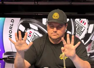 Deeb führt: WSOP Paradise wird zum POY-Showdown Shaun Deeb sitzt an einem Pokertisch mit Chips vor einem WSOP-Hintergrund.