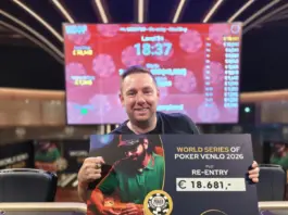 Andre Winkler-Arnold hält eine Gewinnkarte der World Series of Poker Venlo 2026 an einem Pokertisch.