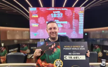 Dritte Trophäe des Jahres: Winkler triumphiert in Rozvadov Andre Winkler-Arnold hält eine Gewinnkarte der World Series of Poker Venlo 2026 an einem Pokertisch.