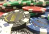 EPC Masters: 69 Spieler kämpfen in Rozvadov um €131.600 Nahaufnahme von Pokerchips und einer Spielkarte