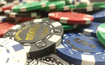 EPC Masters: 69 Spieler kämpfen in Rozvadov um €131.600 Nahaufnahme von Pokerchips und einer Spielkarte