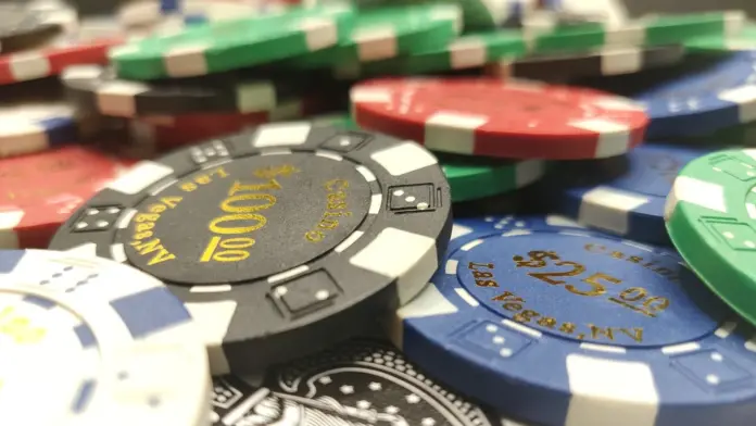 epc-masters-69-spieler-rozvadov-131600 Nahaufnahme von Pokerchips und einer Spielkarte
