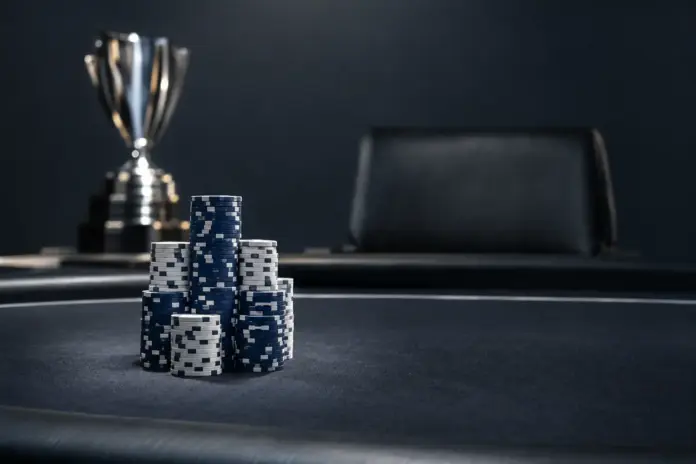 joey-weissman-gewinnt-poker-masters-event-3 Pokerchips und Trophäe am Finaltisch symbolisieren Joey Weissmans Sieg beim Poker Masters Event #3