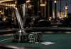 £12.470 für John Duthie beim Big Shot in London Poker-Trophäe und Chips auf dem Finaltisch eines Londoner Turniers