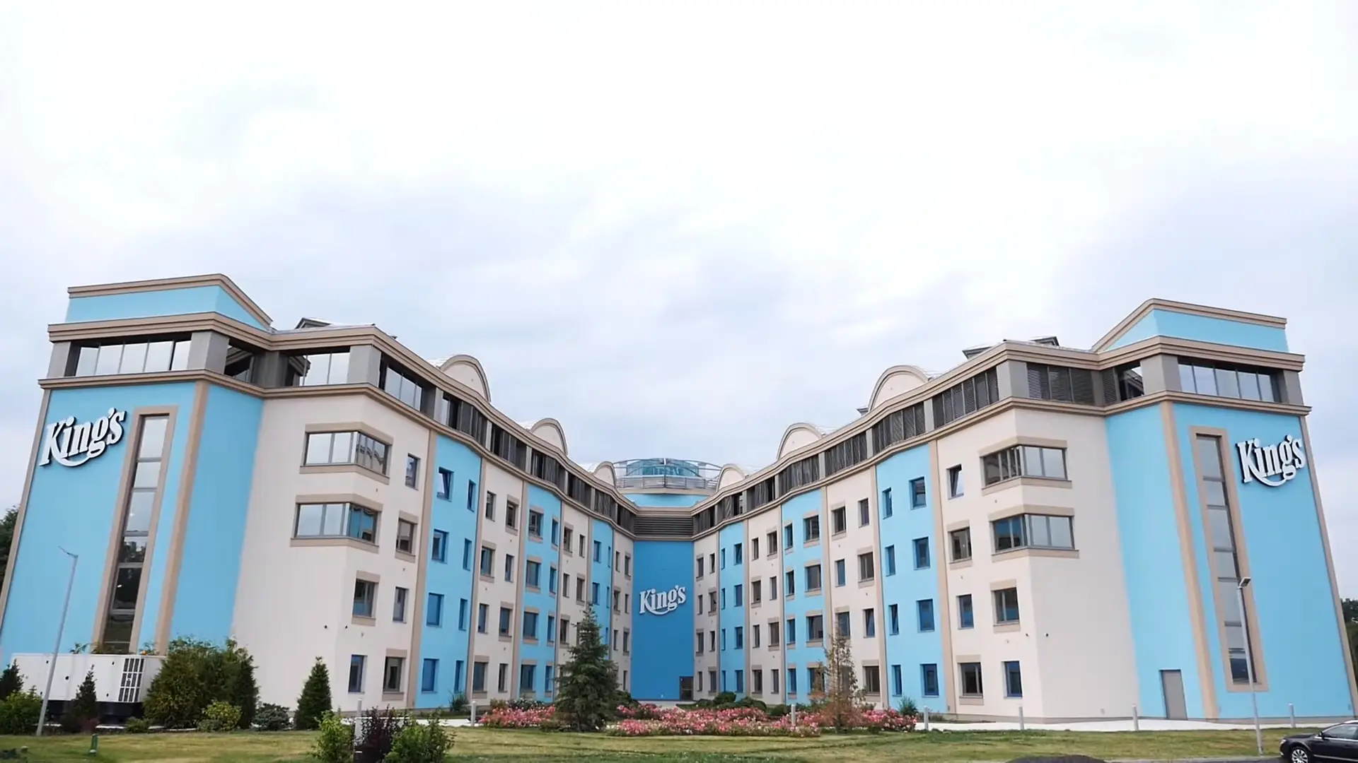 Außenansicht des King's Resort Gebäudekomplexes in Rozvadov mit blauen Fassadenelementen