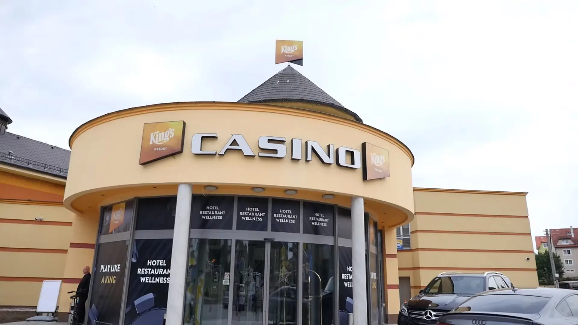 Außenansicht des King's Resort Casinos in Rozvadov mit dem Schriftzug Casino und Hotel