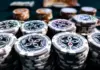Kondome als Preise: JOPT Ladies Championship in der Kritik Stapel von Pokerchips auf einem grünen Spieltisch