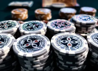 Kondome als Preise: JOPT Ladies Championship in der Kritik Stapel von Pokerchips auf einem grünen Spieltisch