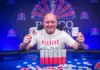 Kotowicz behauptet knappe Führung im EPC Masters Sebastian Kotowicz hält Spielkarten an einem Pokertisch im Banco Casino Bratislava.