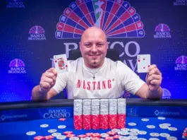 Sebastian Kotowicz hält Spielkarten an einem Pokertisch im Banco Casino Bratislava.