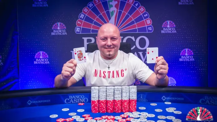 kotowicz-fuehrt-knapp-im-epc-masters Sebastian Kotowicz hält Spielkarten an einem Pokertisch im Banco Casino Bratislava.