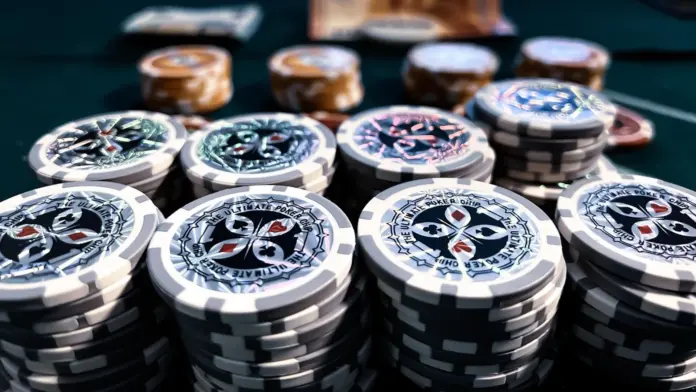 lococo-dreht-wcoop-finaltag-zum-titel Stapel von Pokerchips auf einem Spieltisch
