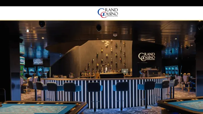 luchs-holt-sieg-gcli-megastack-deal Innenansicht des Grand Casino Liechtenstein mit einer Bar und Pokertischen im Vordergrund.