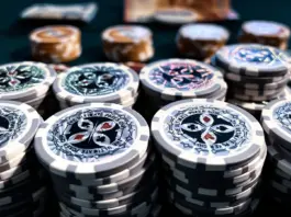 Stapel von Pokerchips auf einem grünen Casino-Tisch