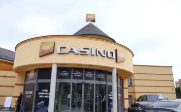 Nik setzt sich im Heads-up die King’s-Million-Krone auf Eingang des King's Resort Casinos