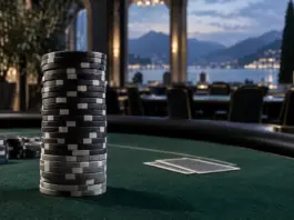 Pokerchips auf dem Turniertisch symbolisieren das Finale in Campione