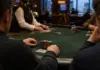 Pascal Pflock erreicht Final Table beim 888LIVE London Main Event Finaltisch eines Pokerturniers in einem Londoner Pokerraum mit Chips und Karten auf grünem Filz